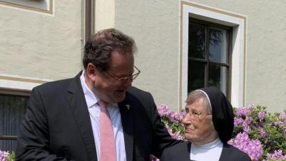 Bild: Langer/exb
Der katholische Marktredwitzer Stadtpfarrer Stefan Langer gratulierte Schwester Arnoldis Buchner.