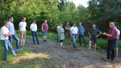 Bild: jr
Bürgermeister Klaus Meyer (rechts) informierte den Marktrat über die anstehende Quellensanierung des Wasserschutzgebietes am Tillenberg.