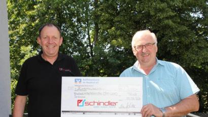 Bild: frd
Norbert Schindler (links) aus Teunz übergab den Spendenscheck in Höhe von 2000 Euro an Herbert Putzer, den Vorsitzenden der Kinderkrebshilfe Oberpfalz Nord.