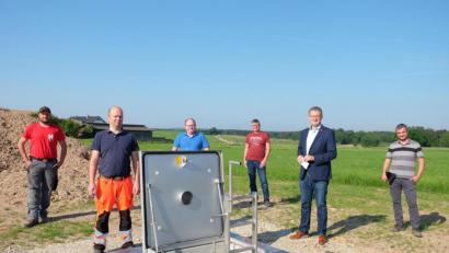 Bild: ohr
Am Schachtbauwerk in Hohenirlach blickte Vorsitzender Bürgermeister Franz Grabinger (Zweiter von rechts) auf den Bauablauf zurück. Für die gute Zusammenarbeit galt sein Dank Polier Robert Schärtel, Wasserwart Jürgen Obendorfer, Projektleiter Gerhard Brunner (VG Schwarzenfeld), Bauleiter Markus Dilger (Firma Haimerl/von links) und Martin Dunst (rechts/Firma Weiß).