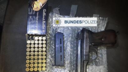 Bild: Bundespolizei Waidhaus
Keinen Waffenschein, aber eine halbautomatische Handfeuerwaffe plus Patronen hatte ein 64-Jähriger dabei, als er nahe Pleystein unterwegs war.