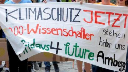 Archivbild: Stephan Huber
„Klimaschutz jetzt“ forderten Anhänger von Fridays for Future bei den Demonstrationen vor der Pandemie auch in Amberg. Jetzt diskutierten Vertreter der Aktivisten-Gruppe online mit Stadträten darüber.