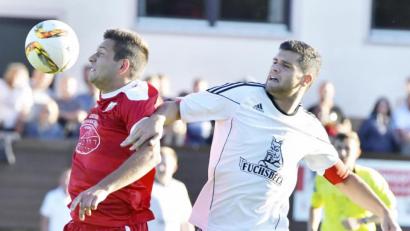 Archivbild: Ziegler
Neuzugang Maximilian Witzel (rechts, hier noch im Trikot des 1. FC Neukirchen) war an beiden Treffern des FC Amberg im Vorbereitungsspiel gegen den SV Etzenricht beteiligt.