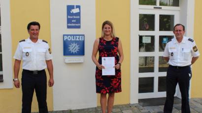 Bild: exb
Polizeihauptkommissar Alexander Ehemann 8links) und Erster Polizeihauptkommissar Michael Kernebeck (rechts) überreichen Stefanie Reiff die Dankurkunde. Rose-Marie Binker war kurzfristig verhindert.