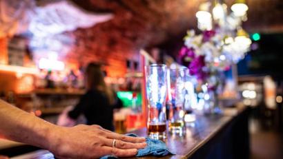 Symbolbild: Guido Kirchner/dpa
Letzte Runde vor Mitternacht. Eschenbach startet einen "Versuchsballon" während der Fußball-Europameisterschaft.