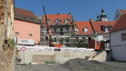 Bild: kgg
Die freie Fläche, die mit dem Abbruch des Anwesens Mühlbachgasse 1 entstanden ist, trägt künftig den Namen Cäcilienplatz. Damit würdigt die Stadt Waldsassen die Verdienste von Priorin M. Cäcilia Schmid, die von 1865 bis 1895 im Amt war.