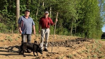 Bild: Aßmann/exb
Naturschutzwächter Konrad Zier (links) mit Hundedame Lilly und TSV-Vorsitzendem Gerhard Greger (rechts) an der Naturtribüne.