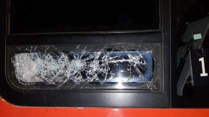 Bild: Bundespolizei 
Zertrümmertes Glas: An einem abgestellten Triebwagen hat ein Jugendlicher am Bahnhof in Freihung erheblichen Schaden angerichtet.