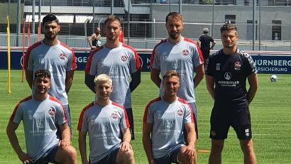 Bild: mr
Club-Trainer Robert Klauß (rechts) mit den Neuzugängen (stehend von links) Christopher Schindler, Carl Klaus und Florian Hübner sowie (knieend von links) Taylan Duman, Lino Tempelmann und Kilian Fischer.