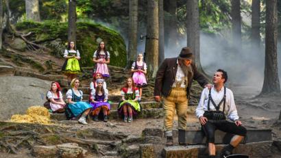 Bild: FLO MIEDL/Luisenburg- Festspiele
Der Bua (Christopher Schulzer, r.) will "aufi aufn Berg", der Vater (Peter Hohenecker) kann ihn nicht zurückhalten: Das Stück "Der Watzmann ruft" endet auch bei den Luisenburg-Festspielen tragisch.