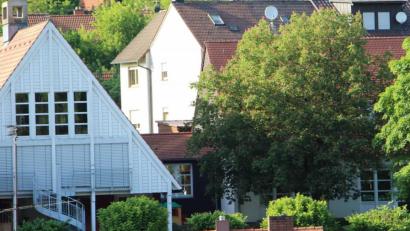 Bild: ds
Das Kinderhaus Etzelwang und die rechts angebaute Kinderkrippe können den Platzbedarf angesichts der zu erwartenden Bevölkerungsentwicklung nicht mehr decken, hat das Kreisjugendamt festgestellt.