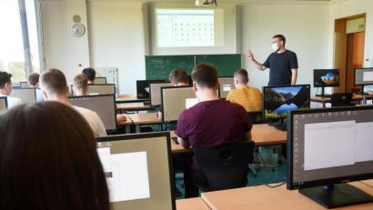 Bild: Gabi Schönberger
Studienrat Michael Preisinger, Systembetreuer an der Lobkowitz-Realschule Neustadt, setzt im Unterricht auf den Einsatz digitaler Geräte. Doch das ist nicht an allen Bildungsstätten so, auch wenn die Ausstattung vorhanden ist.