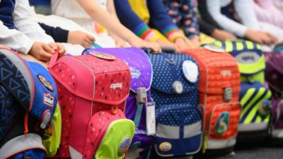 Symbolbild: Robert Michael/dpa
Corona hat auch Auswirkungen auf die Einschulung von "Korridorkindern". Eltern entscheiden sich für ein weiteres Jahr Kindergarten statt Schule.