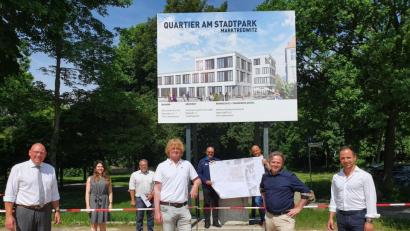Bild: Biczysko/fph
Ende Juli geht es los mit dem Quartier am Stadtpark. Darüber freuen sich (vorne von rechts) die Investoren Dr. Philipp Pirmanschegg, Gerhard Schurig und Marcus Pürner sowie Oberbürgermeister Oliver Weigel und (hinten von rechts) Stewog-Geschäftsführer Stefan Büttner, Sachbearbeiter Harald Fleck vom Bauamt, Stadtkämmerer Markus Brand und Stefanie Pöhlmann, Leiterin der Wirtschaftsförderung.