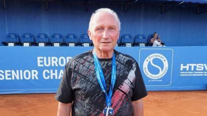 Bild: exb
Gerhard Specht, Tennis-Senior der TG Neunkirchen, sicherte sich bei den Europameisterschaften im kroatischen Umag zwei Silbermedaillen.