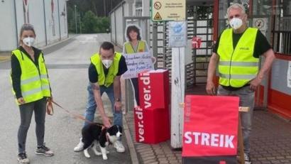 Bild: Christin Rappl/exb
Verdi-Streikposten am Montag vor dem Stahlgruber-Werkstor.