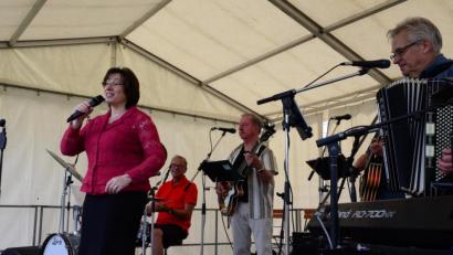 Bild: Kunz
Brigitte Traeger und die "Lustigen Buam" lockten 135 Besucher an.