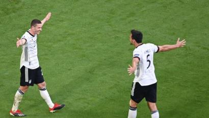Bild: Federico Gambarini/dpa
Komm in meine Arme, Baby! Robin Gosens (links) lässt sich kurz nach seinem Treffer zum 4:1 von Mats Hummels für seine formidable Leistung im zweiten EM-Spiel gegen Portugal feiern.
