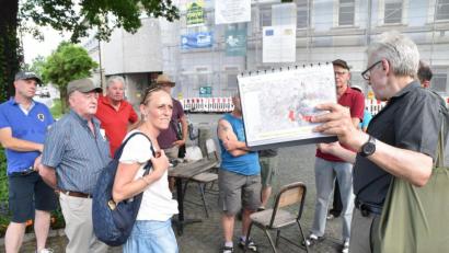 Bild: hcz
Gästeführer Manfred Riek (rechts) erläuterte, anhand von reichhaltigem Anschauungsmaterial, die Stationen des "Stadtökologischen Lehrpfads".