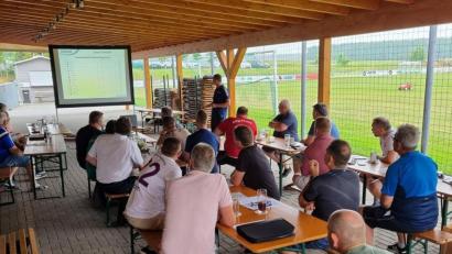 Bild: gth
Spielgruppentagung mal anders: Nicht wie so oft zuletzt online oder vor Corona in einem Sportheim, sondern an der frischen Luft zwischen Sportheim und Fußballplatz des 1. FC Schlicht tagten Vereinsvertreter der Fußball-Bezirksliga Nord und Verbandsfunktionäre.