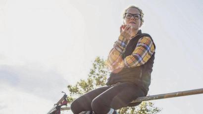 Bild:  Christin Klose/dpa
Zum Schutz vor Zecken darf man die Socken guten Gewissens über die Hosenbeine ziehen.