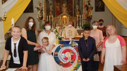 Bild: grm
Erstmals an den Tisch des Herrn traten weitere vier Kinder aus der Schule des HPZ Irchenrieth. Gut vorbereitet wurden sie auf ihre Erstkommunion von (hinten, von links) Veronika Kratschmann, Roswitha Jobst, Eva Wagner, Pfarrer Alfons Forster, Rita Faget aus der Tagesstätte und Schulleiterin Petra Rothmund. Fürs Foto setzten die Erstkommunikanten ihre Masken ab, da sie alle geimpft sind.
