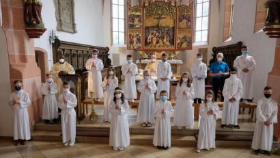 Bild: do
Erstkommunion 2021 in Sankt Laurentius unter Coronabedingungen: Unser Bild zeigt die 16 Erstkommunikanten mit Stadtpfarrer Thomas Jeschner, Vikar Gerald und Pastoralreferent Alfred Kick