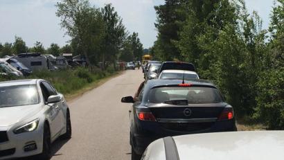 Bild: Stefan Dirnberger/exb
Auf der Zufahrt zum Theatron am Murner See reihte sich am Samstag Stoßstange an Stoßstange.