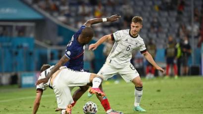 Bild: Federico Gambarini/dpa
Man müsste Joshua Kimmich (rechts) klonen: Er wird bei Deutschland in der Zentrale und auf rechts gebraucht. Im zweiten EM-Spiel geht es gegen Portugal.