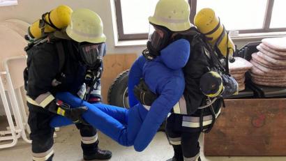 Bild: Marco Spranger/exb
Bei der Abschlussprüfung des Atemschutzlehrgangs mussten die Feuerwehrleute zwei Dummys aus einem vernebelten Gerätekeller retten – zum Glück nur eine Übung für den Ernstfall.