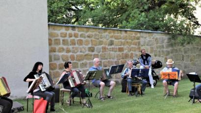 Bild: rgr
Die Zieh-Harmonie des Musikvereins "Klingende Töne" spielt im Stadtpark.