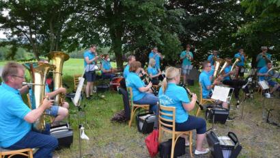 Bild: jr
Die Blaskapelle Ernestgrün trat nach der langen coronabedingten Pause erstmals wieder in der Öffentlichkeit auf. Im Biergarten erhielten die 19 Musiker viel Applaus.