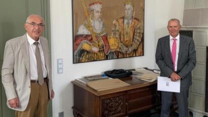 Bild: Landgericht/exb
In seinem Amtszimmer verabschiedete Präsident Harald Riedl (links) den langjährigen Geschäftsleiter des Landgerichts, Josef Auer, in den Ruhestand.