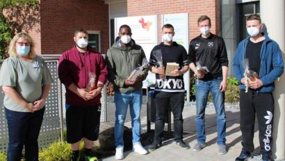 Bild: Marie/Ehras/exb
Zum Abschied bedankt sich (von links) Pflegedirektorin Sabine Hirsch bei den Soldaten Christian Schiffl, Shean Bauer, Christian Feike, Michael Heimler und Tobias Müller mit kleinen Präsenten für den Einsatz im
St.-Anna-Krankenhaus.