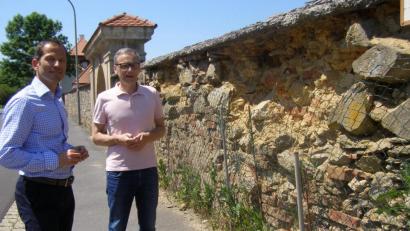 Bild: pz
MdB Albert Rupprecht und Bürgermeister Bernd Sommer in der Neualbenreuther Straße an der Klostermauer.