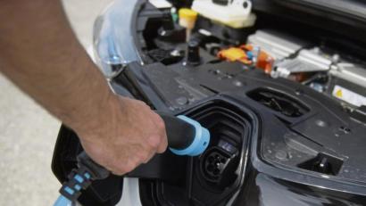 Bild: Tobias Hase/dpa 
Aufladen ohne Ende? Die maximal erzielbare Reichweite wird im Leben eines E-Autos geringer.