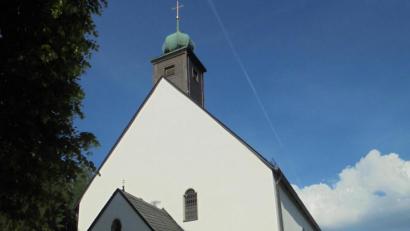 Bild: rfi
Pfarrer Wilhelm Bauer erhält für die Katholische Kirchenstiftung St. Michael als Anerkennung für die Instandsetzung der Wallfahrtskirche St. Jodok die Denkmalschutzmedaille.