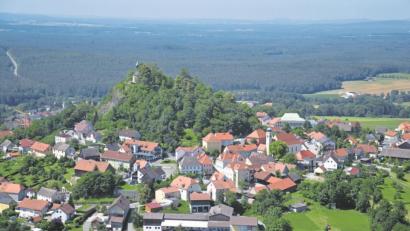 Luftbild: ma
Parkstein aus der Luft. Der attraktive Ort soll noch mehr aufblühen, wünscht sich unter anderem Silvia Korsche-Ströhl von der Freien Wählergemeinschaft.