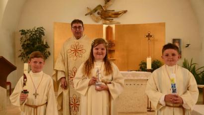 Bild: bey
In Burkhardsrieth bei Pleystein gab es heuer drei Kommunionkinder: Tim Krämer, Magdalena Grötsch und Jonas Preßl (von rechts) gingen am Sonntag in der St. Nikolauskirche erstmals an den Tisch des Herrn.