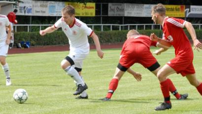 Archivbild: gb
Im Fußballkreis Hof/Wunsiedel/Tirschenreuth sind die Ligen für die Saison 2021/22 eingeteilt, der Start erfolgt am 24./25. Juli. Das Bild zeigt eine Szene aus einer Kreisliga-Partie zwischen der SpVgg Wiesau (weiße Trikots) und den Sportfreunden Kondrau.