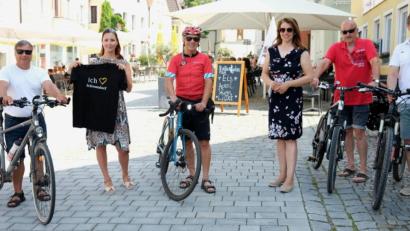Bild: Hirsch
Die Vertreter der Siegergruppen nahmen die Preise entgegen. Das Bild zeigt von links: Paul Bäßler, Vera Dehling, Gerhard Heller, Martina Englhardt-Kopf, Gerhard Pösl und Hans Graßmann.