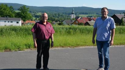 Bild: jr
Bürgermeister Klaus Meyer (links) und Geschäftsleiter Stefan Döllinger stehen vor dem rund 2,7 Hektar großen Baugebiet „Ottenspitz“, wo jetzt die Planung für die Erschließung startet.