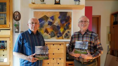 Bild: kaz
Johann Spörrer und Rainer Sollfrank (von links) haben ein gemeinsames Hobby: die Fotografie. In ihrem gemeinsamen Buch haben sie diese Leidenschaft mit Gedichten kombiniert und wollen so zum Entdecken unserer Heimat einladen.