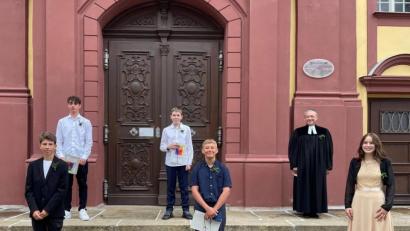 Bild: Gerhard Fehrl/exb
Vier junge Männer und eine junge Frau feierten am Sonntag in der Paulanerkirche in Amberg Konfirmation.