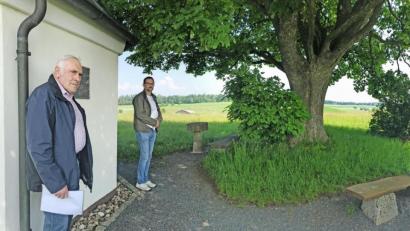 Bild: Gabi Schönberger
Auf vielfältige Weise, zum Beispiel bei Unterhalt und Sanierung der Muglhofer Kapelle, entlasten die Bürger der ehemaligen Gemeinde Muglhof die Stadt Weiden, betonten Hans Balk und Reinhard Greiner, die ehemaligen Ortssprecher. Beim Ortstermin an der Muglhofer Kapelle fordern sie von der Stadt Weiden Hilfe beim teuren Wasserpreis, den sie seit Jahresbeginn an den Zweckverband Muglhofer Gruppe zahlen müssen.