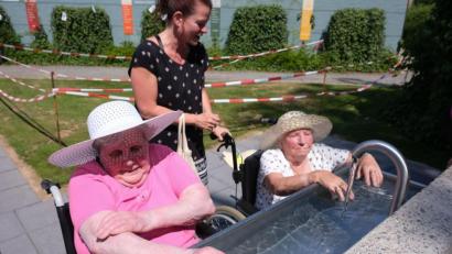 Bild: usc
Offiziell nahmen zwei Seniorinnen aus dem Marienheim vom Rollstuhl aus das barrierefreie Armbecken in Betrieb.