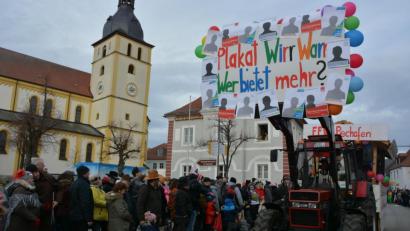 Archivbild: jr
Die große Zahl an Wahlplakaten zur Kommunalwahl nahm die Feuerwehr Pechofen beim Mitterteicher Gaudiwurm 2020 auf die Schippe.