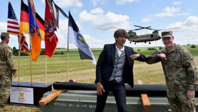 Bild: Petra Hartl
Pegnitz Bürgermeister Wolfgang Nierhoff (links) und US-Colonel John Broam bei der Übergabe eines Hubschrauber-Rotorblatts - im Hintergrund fliegt ein CH-47 Chinook im Tiefflug über den Flugplatz.