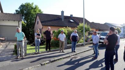 Bild: flt
Bürgermeister Lothar Müller (links) besichtigte zusammen mit Johanna Plödt (Zweite von links) und Armin Reiter vom Bauamt und den Mitgliedern des Bauausschusses unter anderem die Frühlingsstraße in Wildenau.