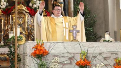 Bild: njn
In der Mariä-Himmelfahrtskirche spendet Pater Michael den Primizsegen.